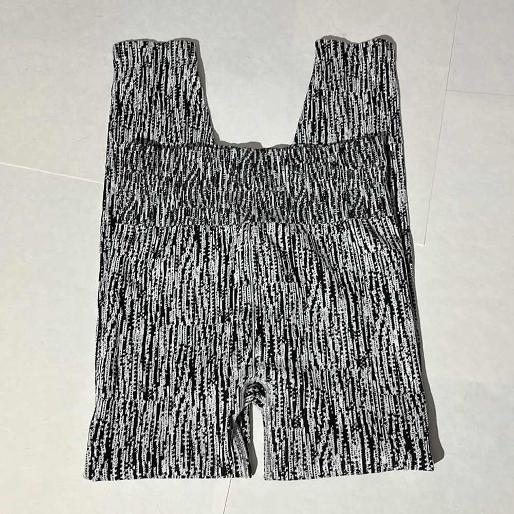 Athleta Flurry Elemental Tight Leggings size medium black and white womens pants